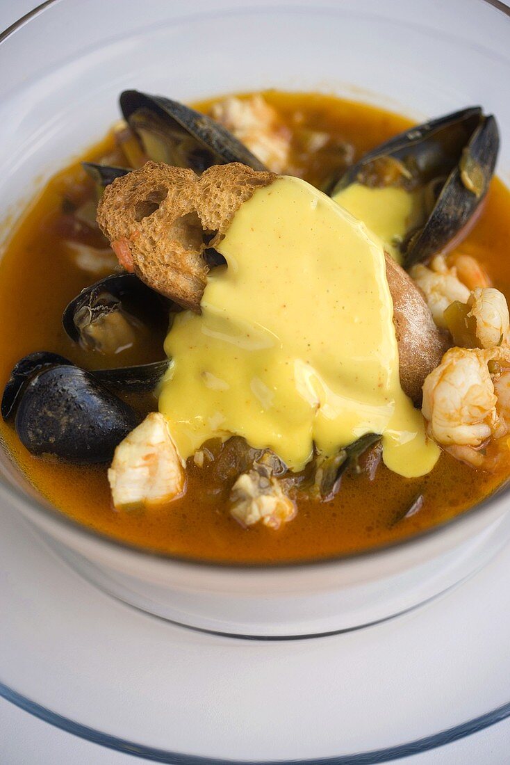 Bouillabaisse mit Röstbrot und Rouille