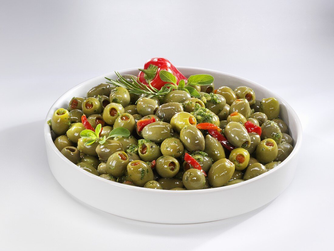 Eingelegte grüne Oliven mit Paprika gefüllt