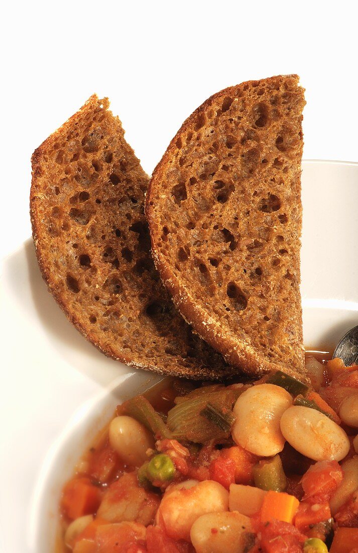 Bean stew with bread