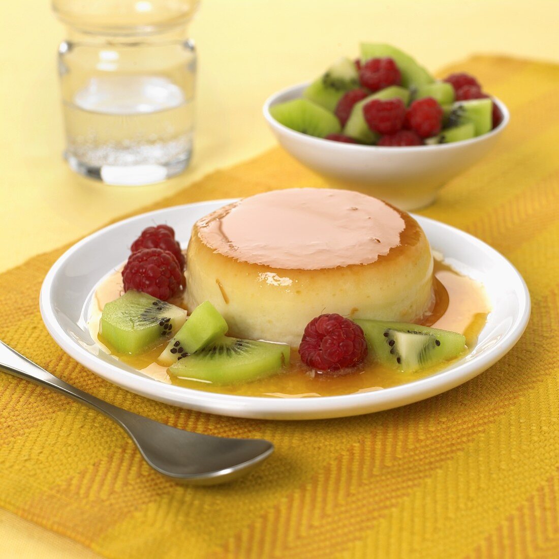 Crème Caramel mit Kiwi und Himbeeren