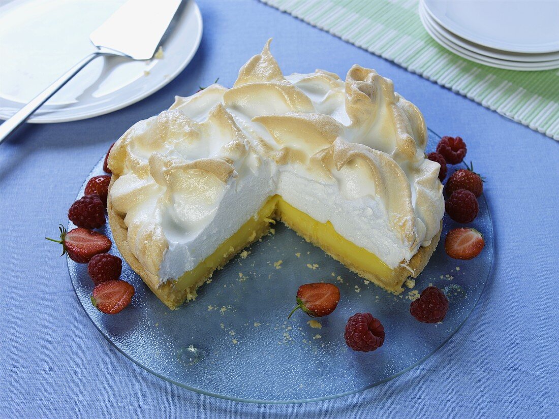 Zitronen-Baiser-Kuchen, mit frischen Beeren garniert