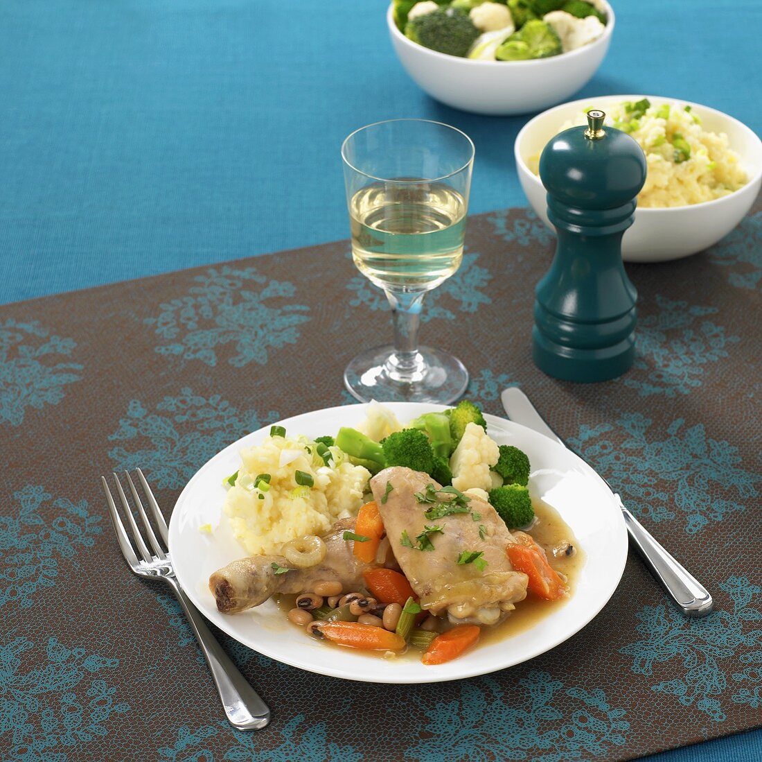 Chicken with vegetables and mashed potato