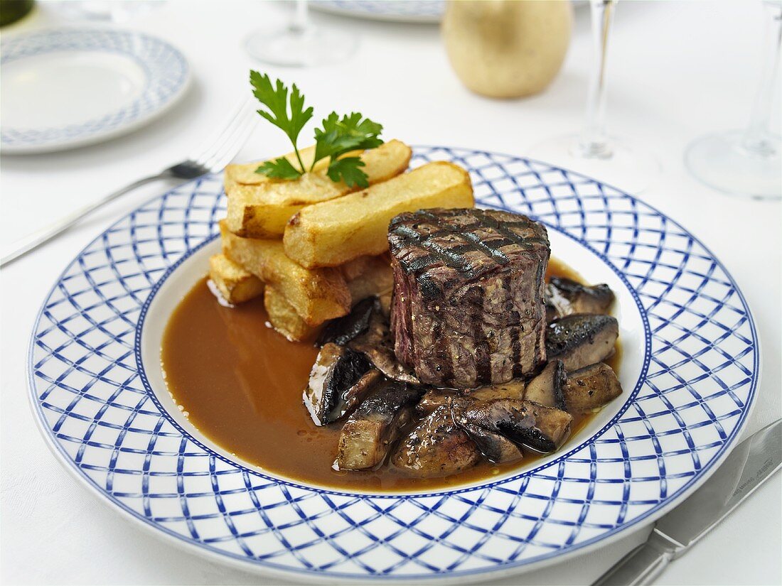 Gegrillte Rinderfilet (vom Angusrind) mit Kartoffelstäbchen