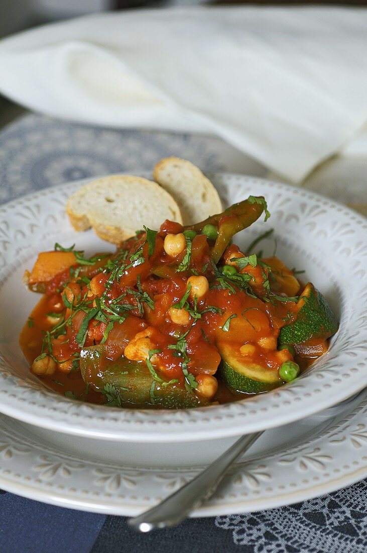 Vegetable stew with courgettes and chick-peas