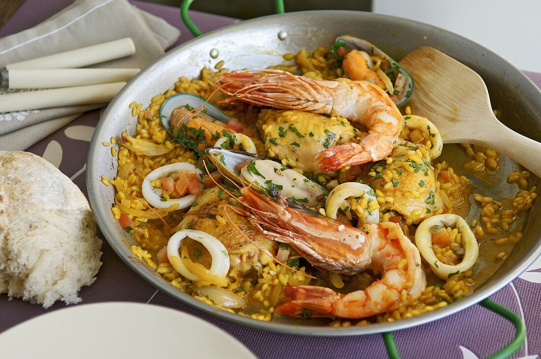 Paella in einer Paellapfanne