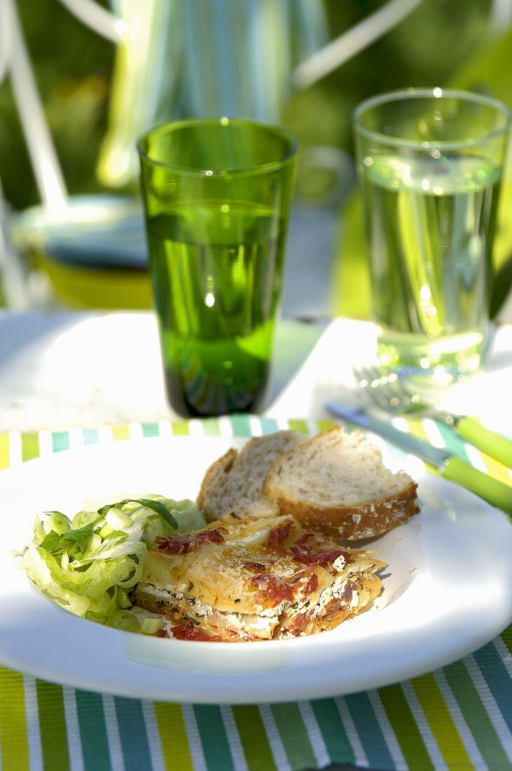 Ein Stück Tomaten-Mozzarella-Lasagne