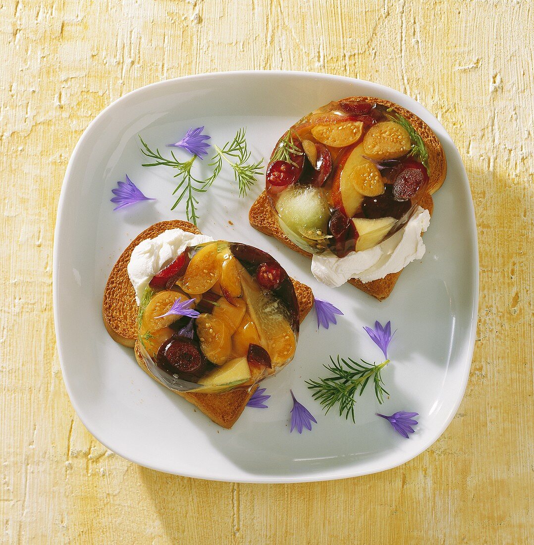 Soft cheese and fruit jelly on zwiebacks (rusks)