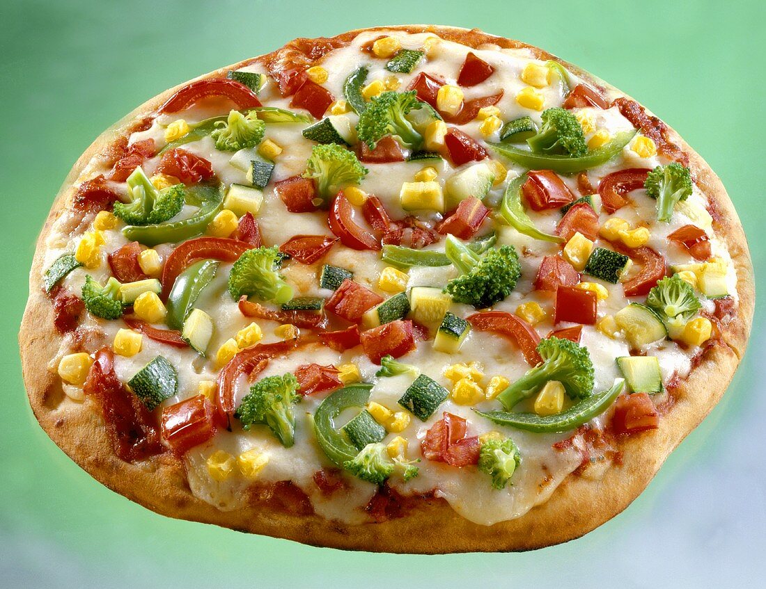Pizza mit Gemüse und Mozzarella