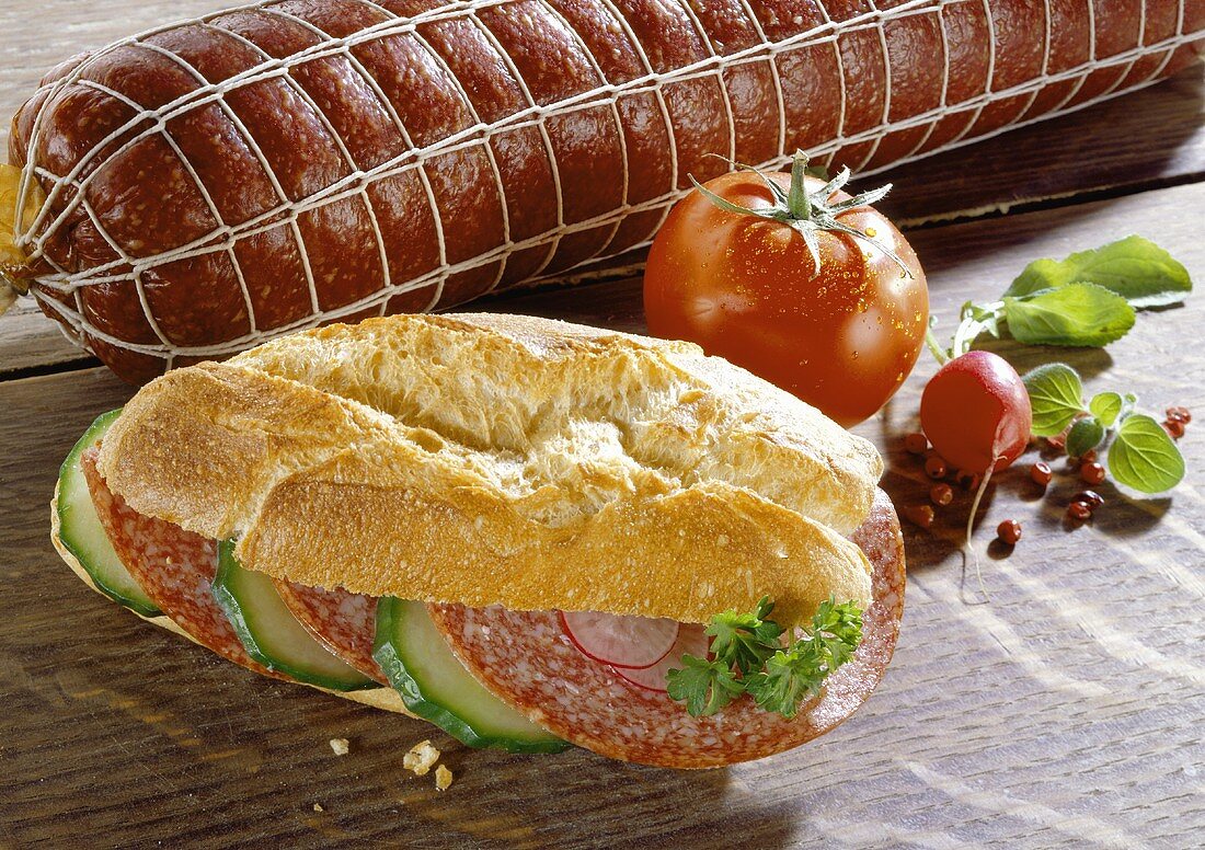Sandwich mit Münsterländer Salami und Gurkenscheiben