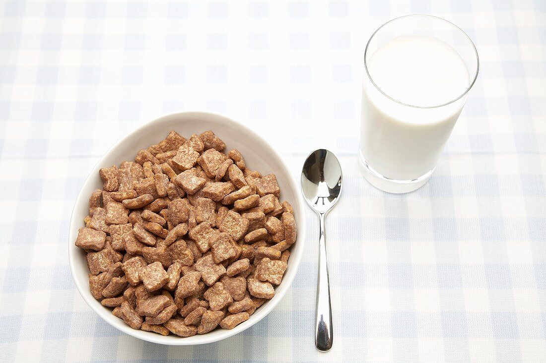 Cerealien und ein Glas Milch