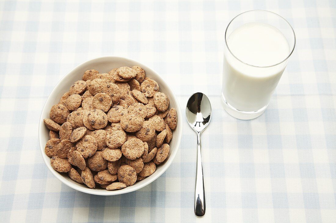 Cerealien (knusprige Mini-Cookies) und ein Glas Milch