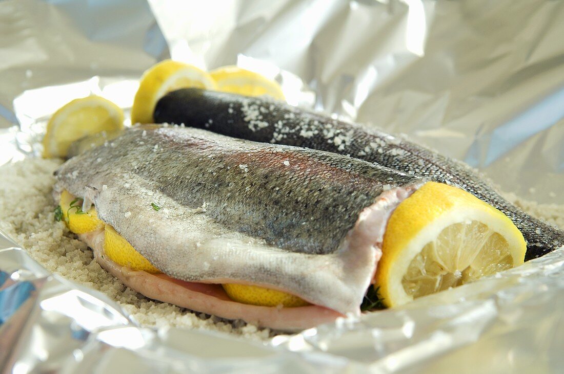 Salmon cooked in foil with lemon and salt