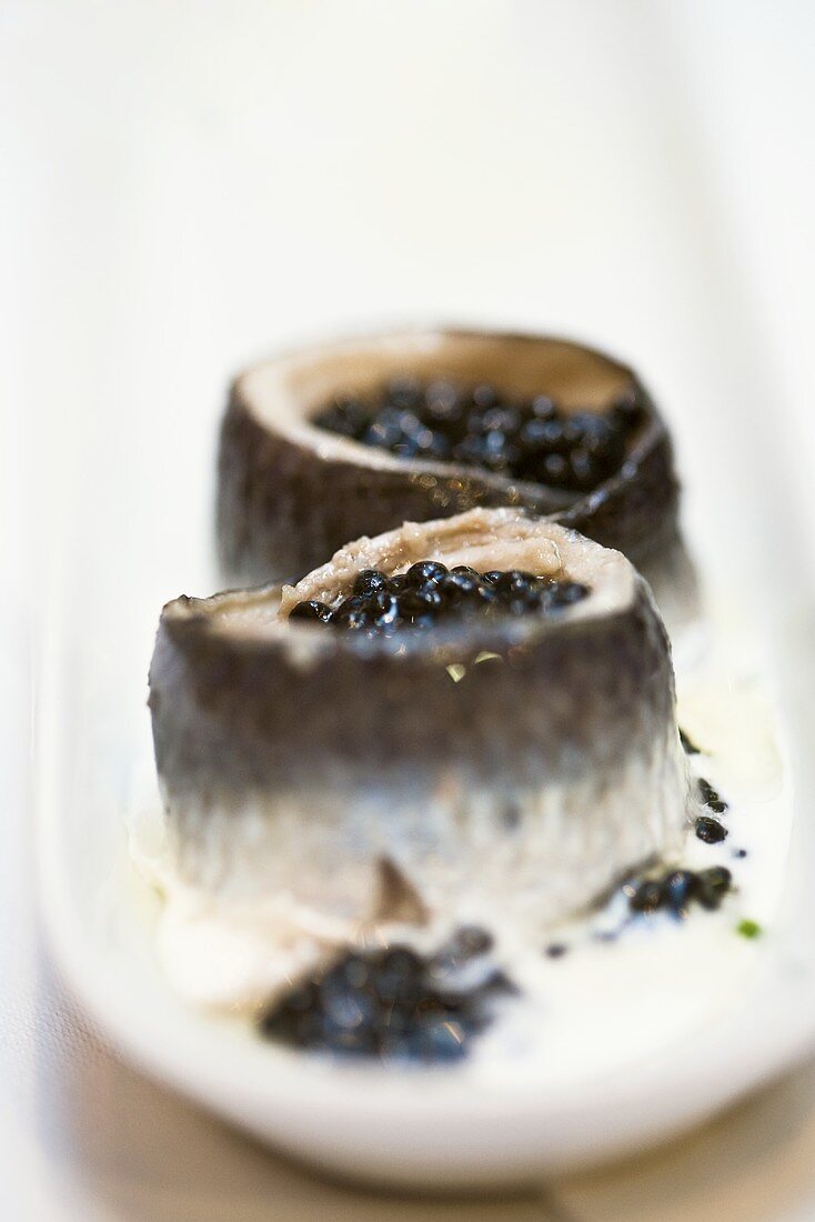 Makrelenröllchen mit schwarzem Kaviar
