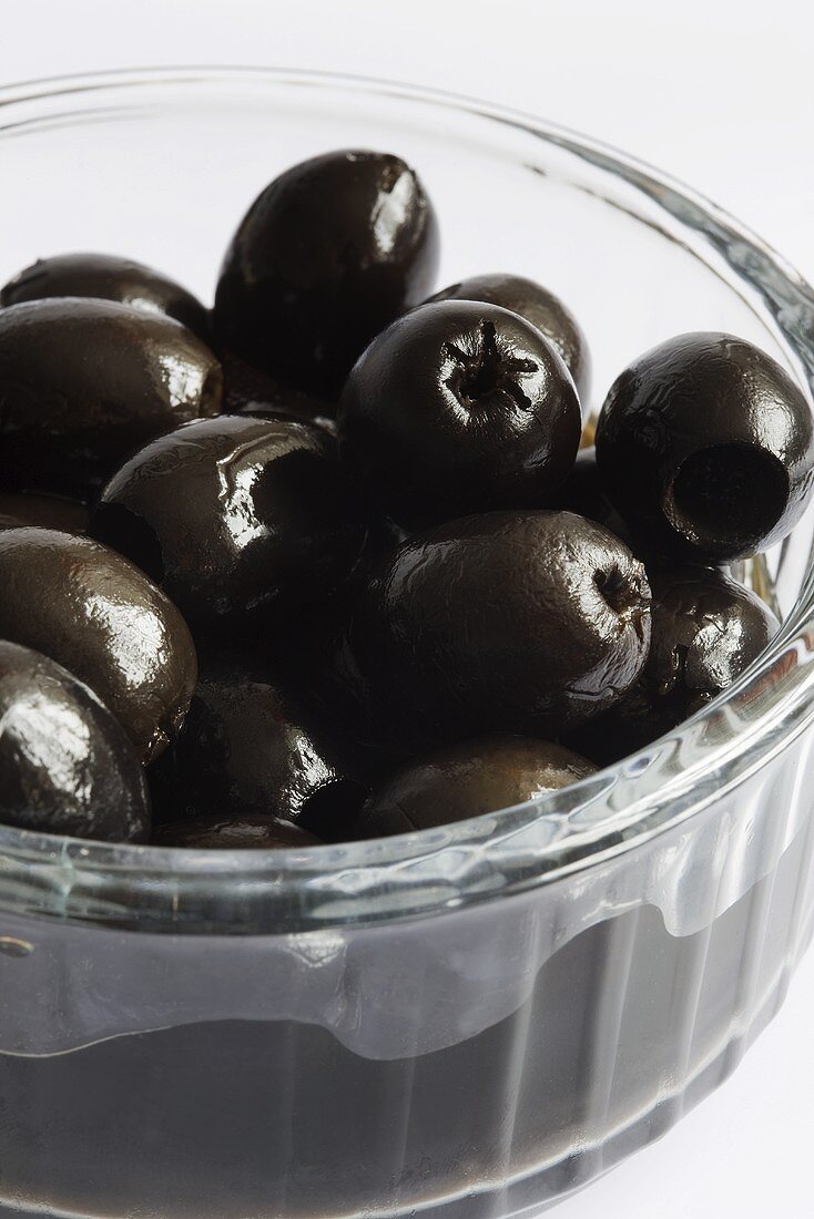 Schwarze Oliven, entsteint und eingelegt