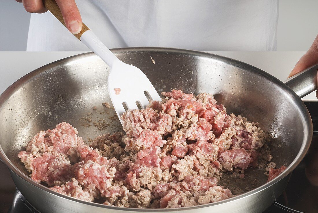 Hackfleisch in der Pfanne anbraten