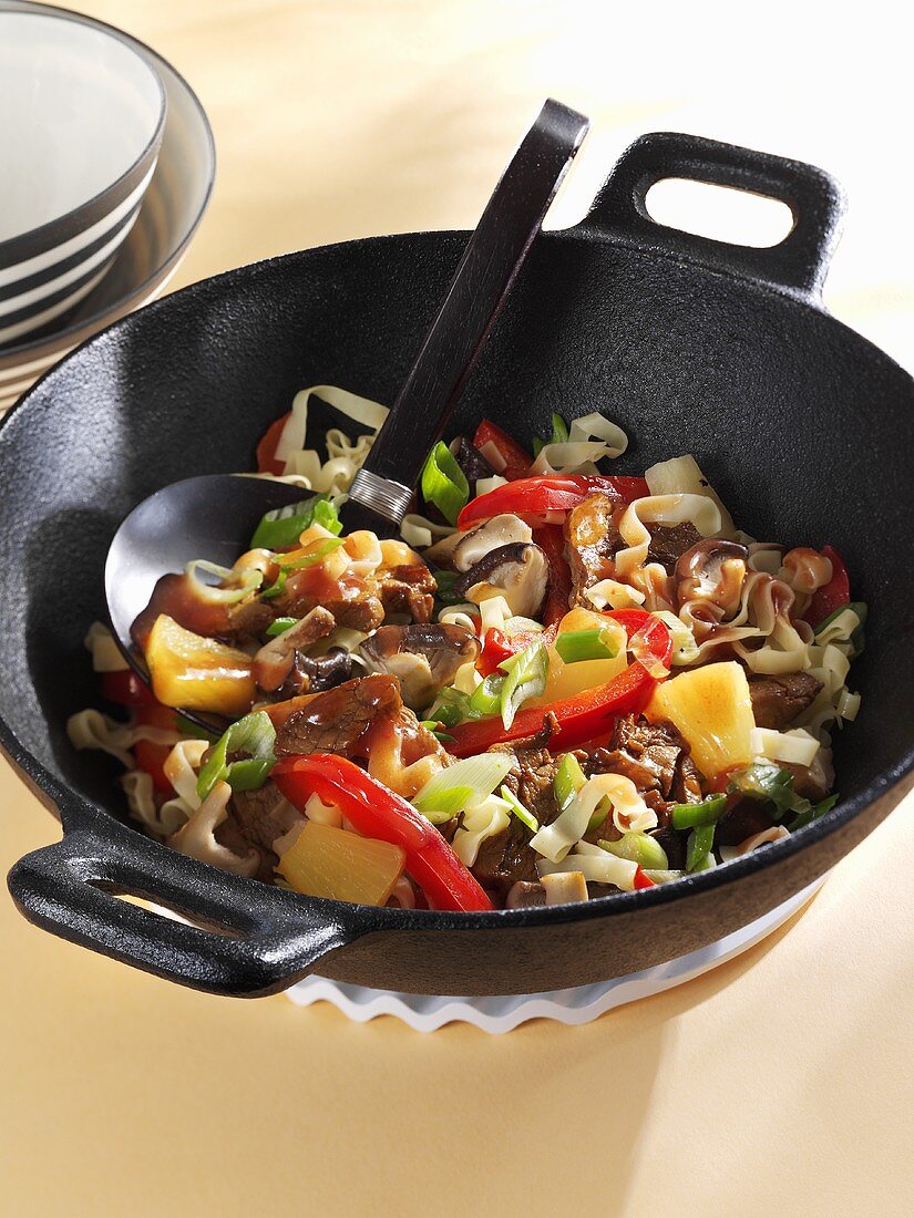 Stir-fried vegetables with noodles and pork fillet