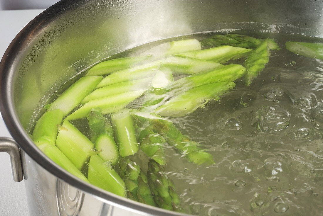 Blanching green asparagus