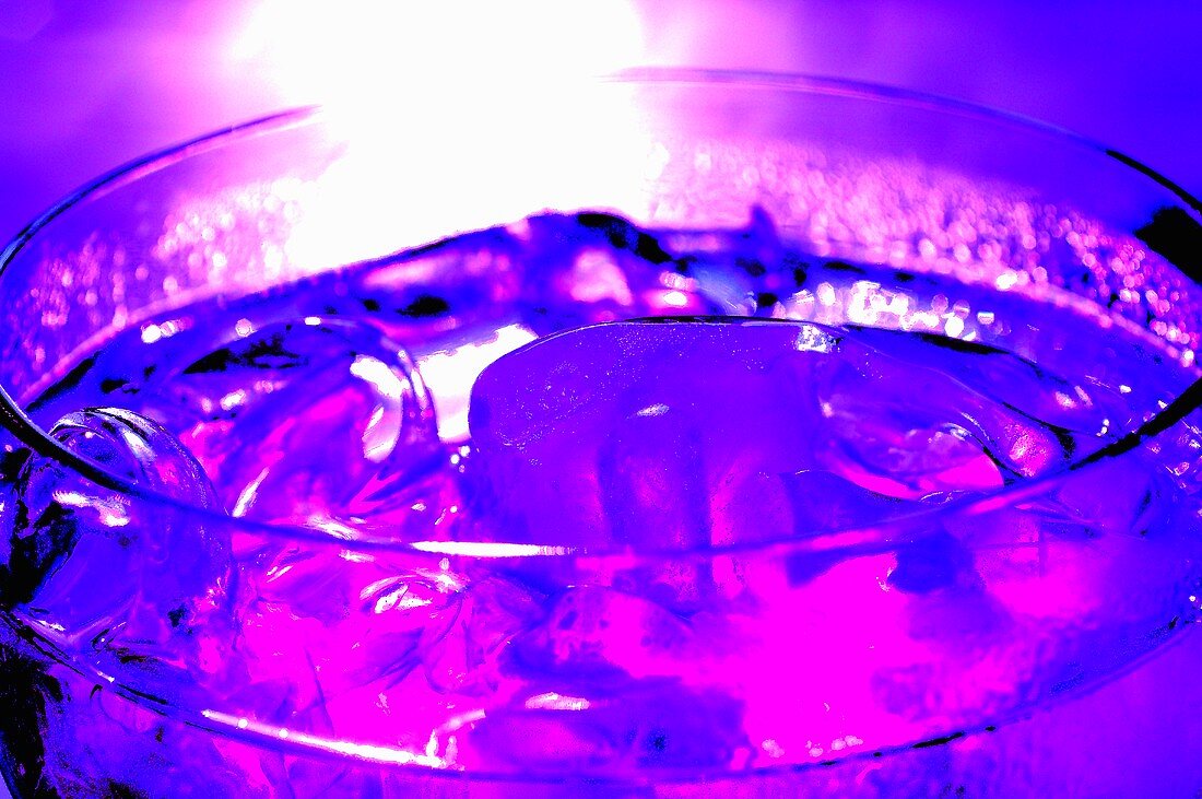 Eiswürfel in einem Glas Wasser