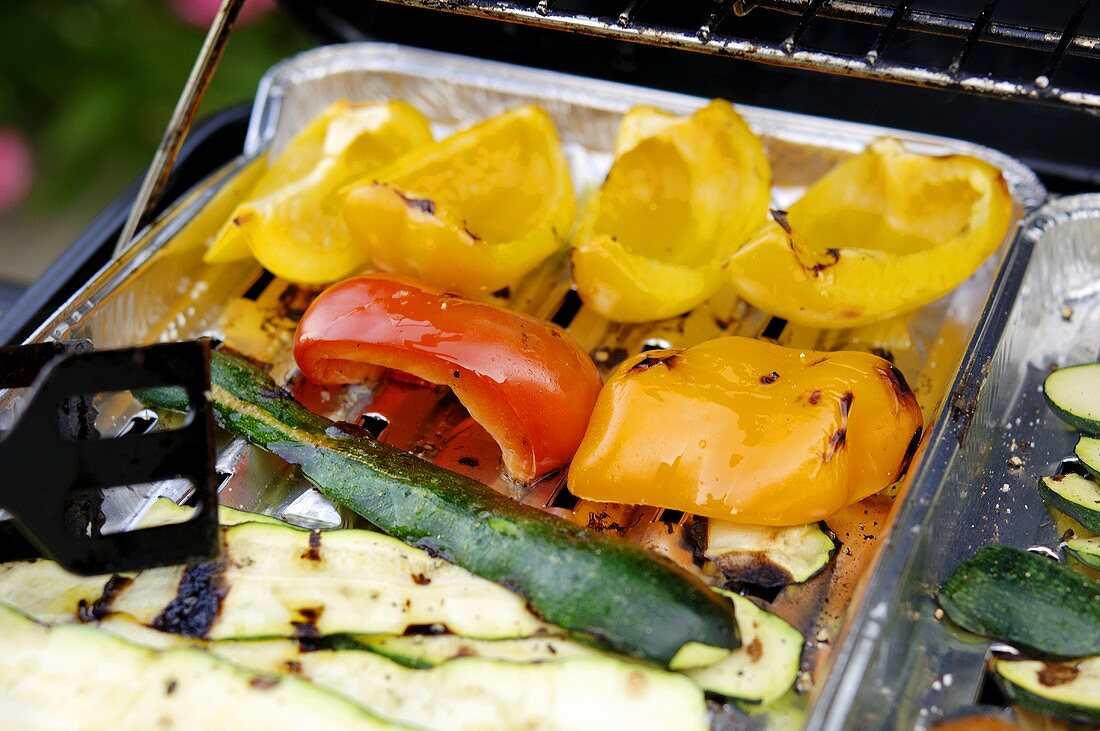 Barbecuing vegetables in aluminium dish