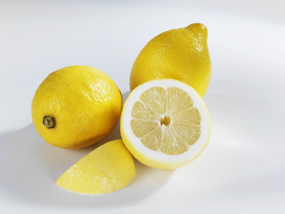 Zitronen (ganz, halbiert und Schnitz)