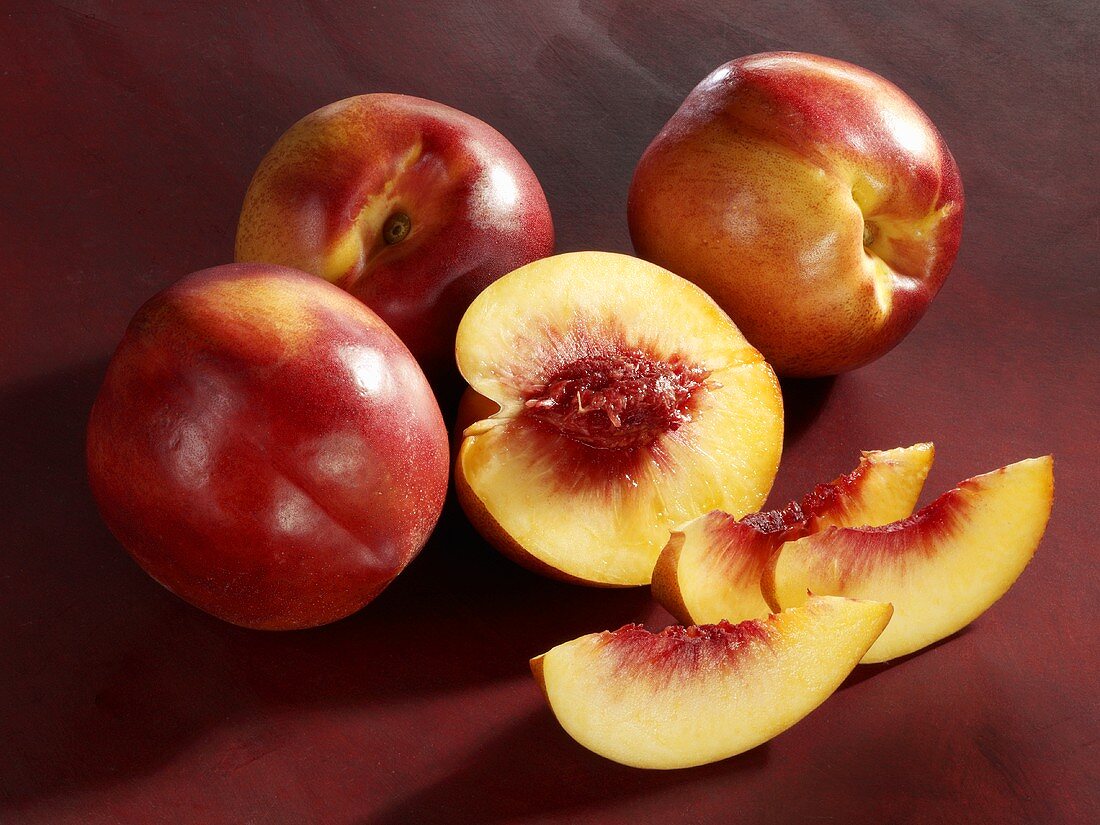 Nectarines (whole, halved and slices)