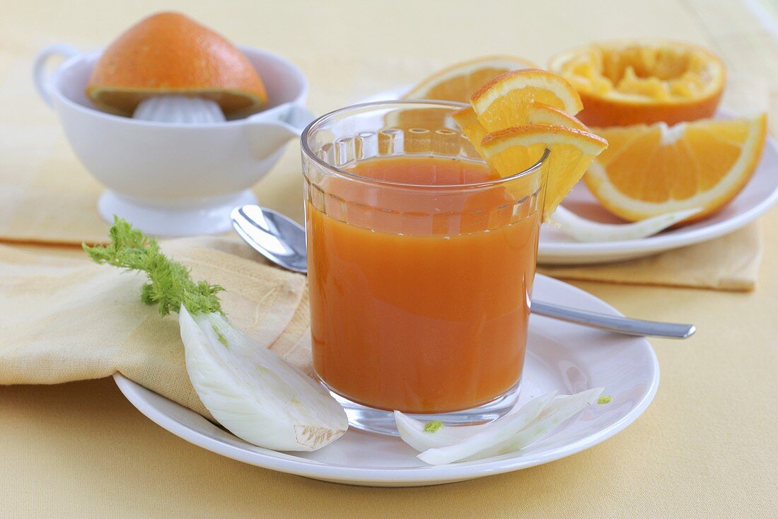 Frisch gepresster Orangen-Fenchel-Karottensaft