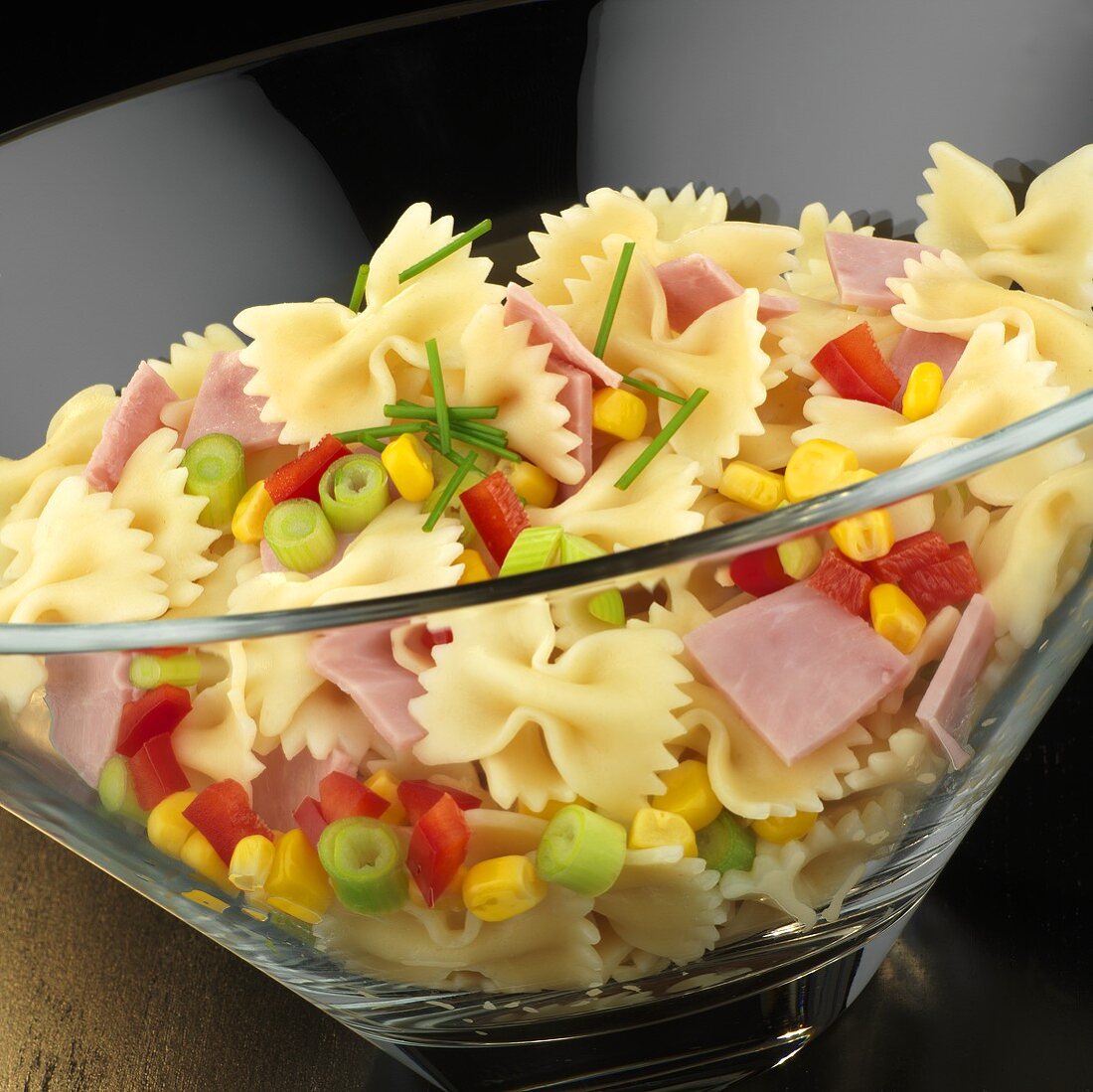 Farfalle with ham and vegetables