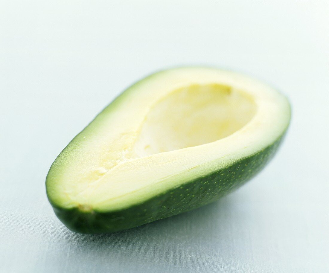 Eine halbe Avocado ohne Kern