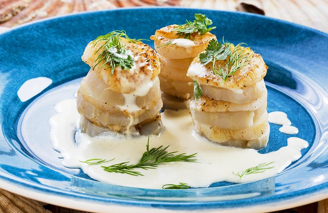 Scallops with artichokes in a cream sauce