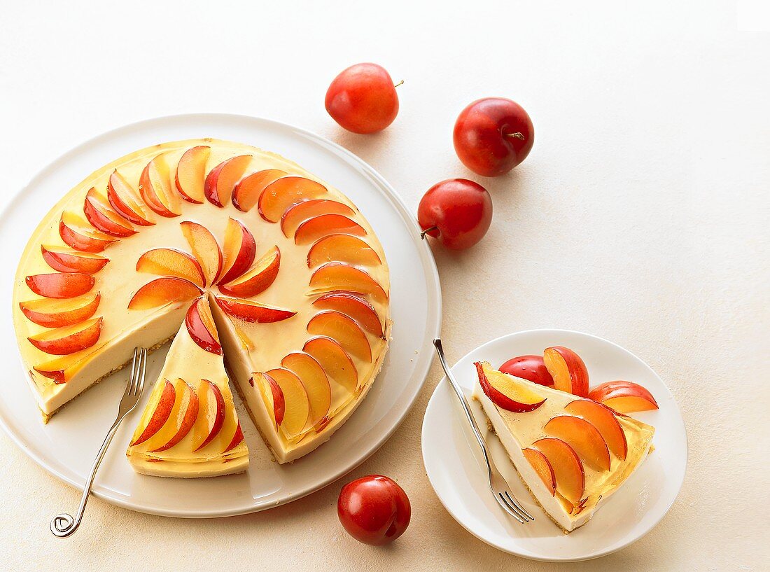 Mascarpone-Käsekuchen mit Pflaumen, angeschnitten