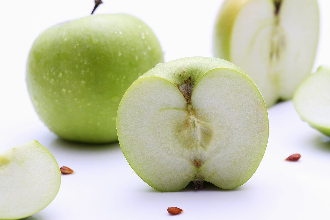 Granny Smith Äpfel, ganz und halbiert