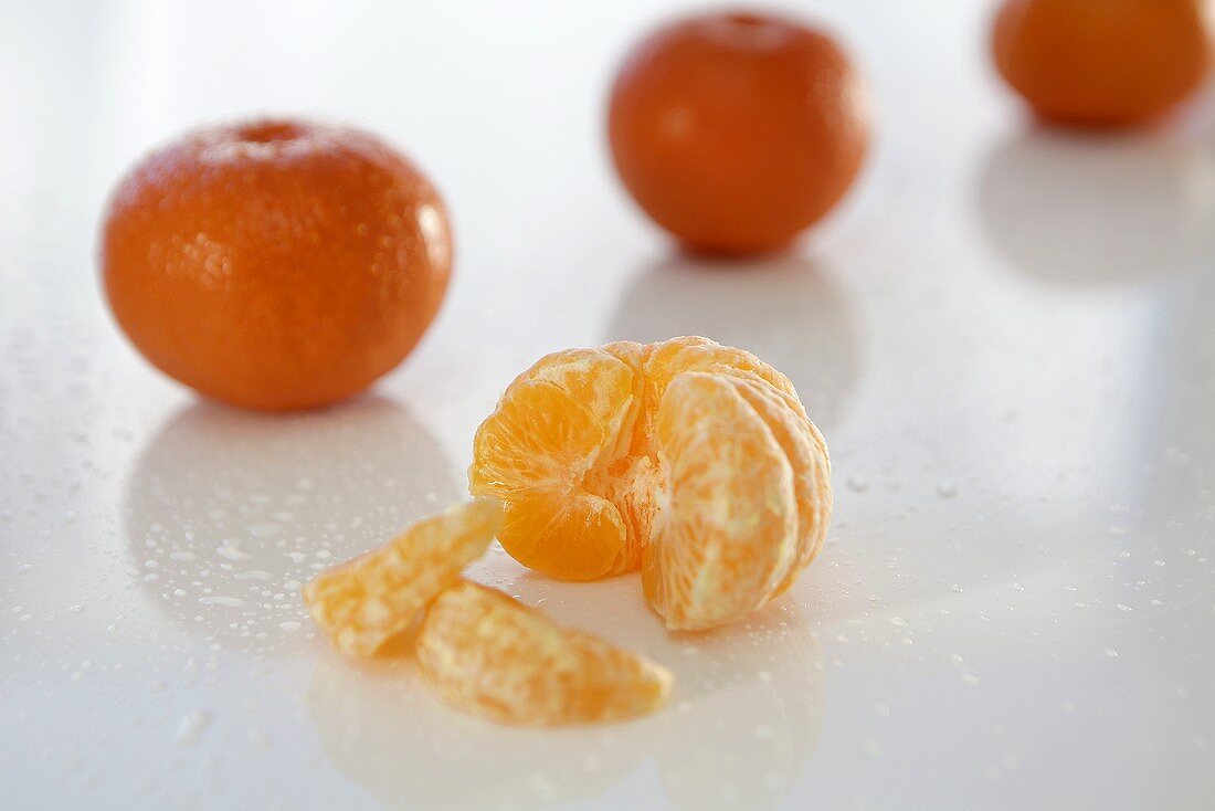 Clementines, peeled and unpeeled