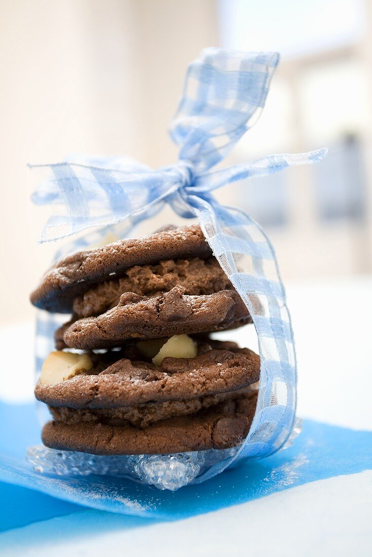 Macadamia-chocolate cookies filled with chocolate mousse