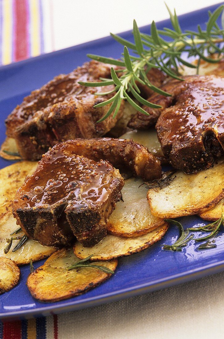 Lamb chops with rosemary and sliced potatoes