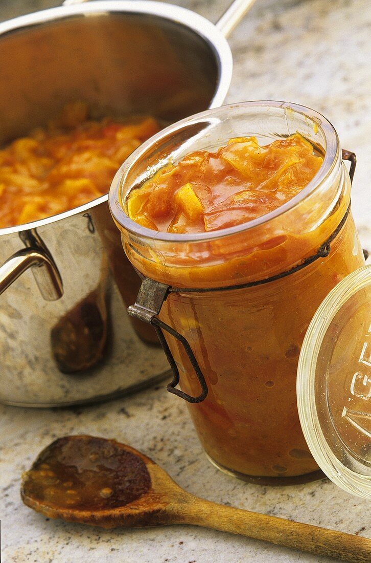 Tomaten-Zwiebel-Relish im Einmachglas und Kochtopf