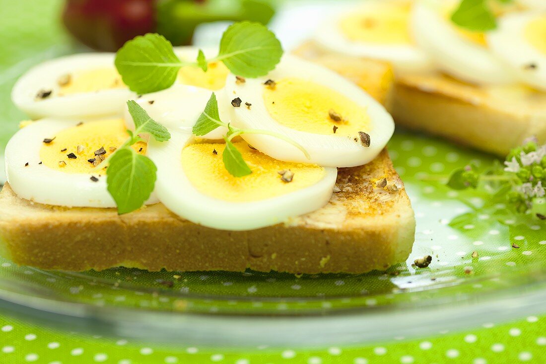 Toast with egg and mint