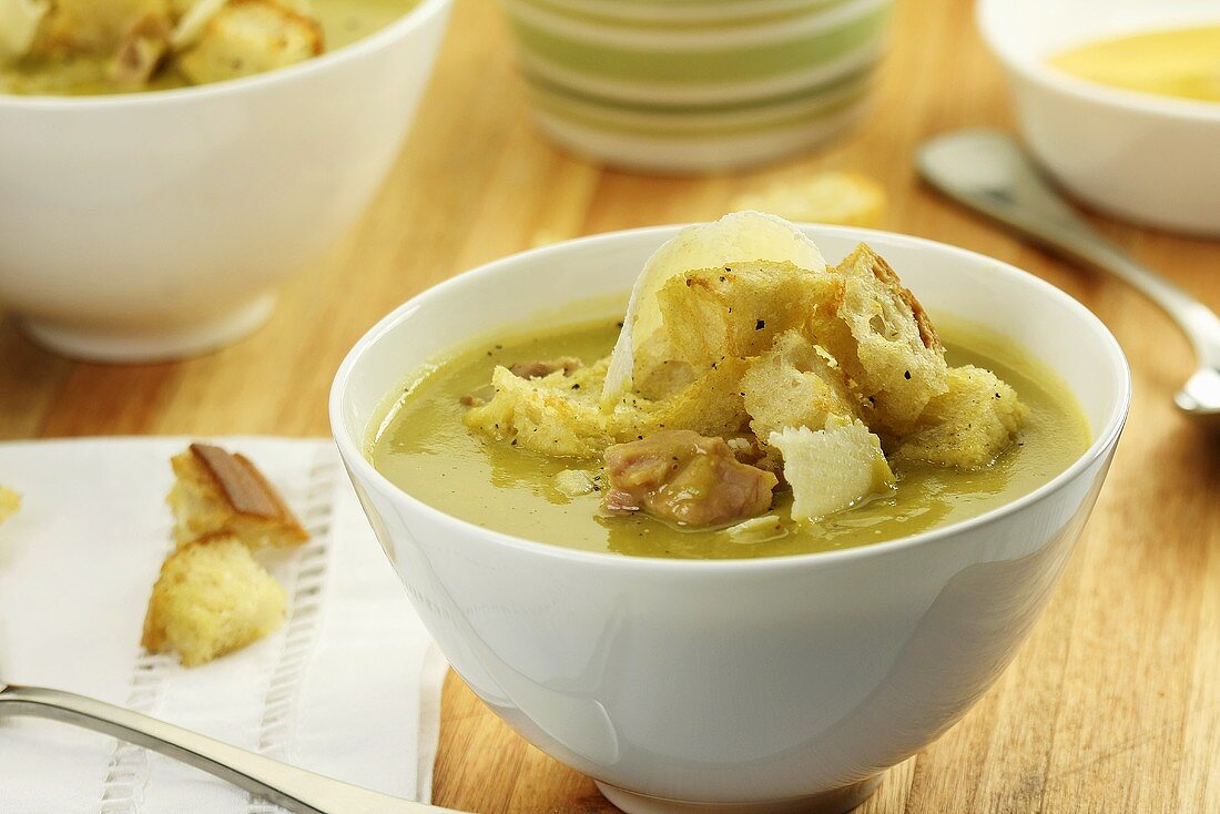 Erbsensuppe mit Schinken, Parmesan und Croûtons