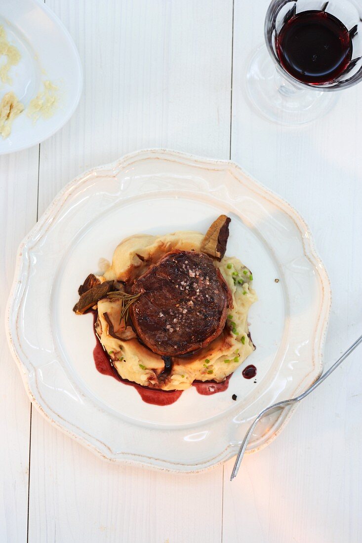 Beef medallion with mushrooms (overhead view)