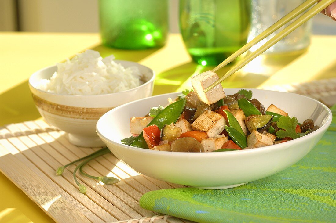 Tofu-Gemüse aus dem Wok mit Reis