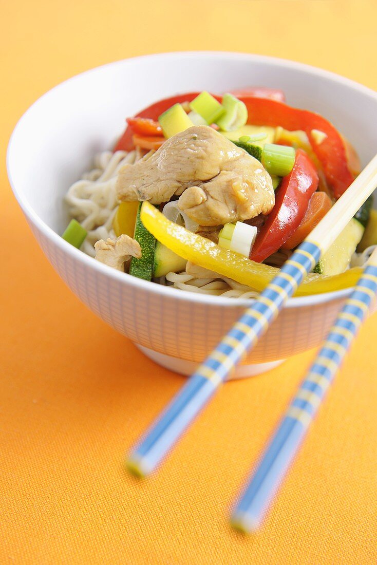 Hähnchen mit Gemüse aus dem Wok auf Nudeln