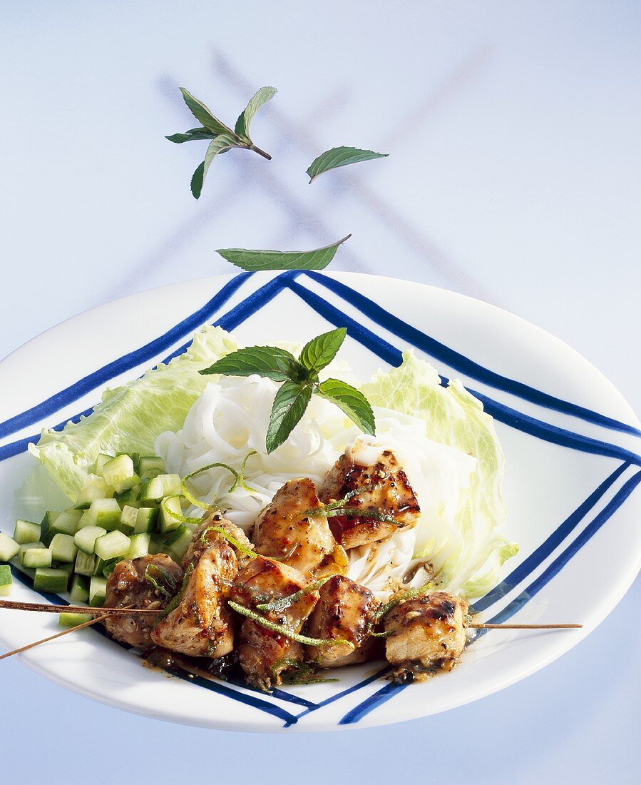 Hähnchenspiesse mit Szechuanpfeffer, Salat und Reisnudeln