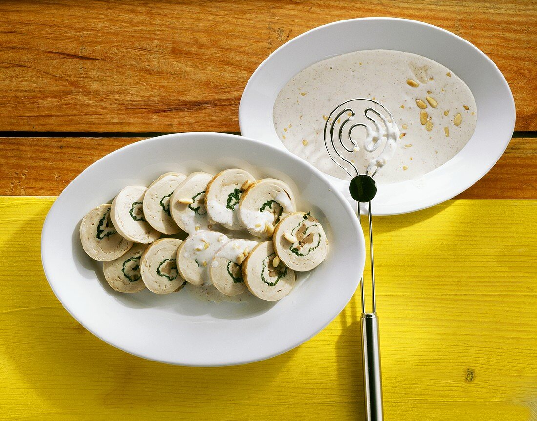 Perlhuhn-Roulade mit Pinienkern-Sahnesauce