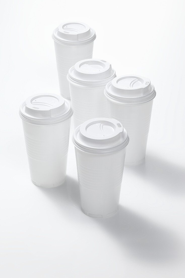Mehrere Kaffeebecher aus Plastik