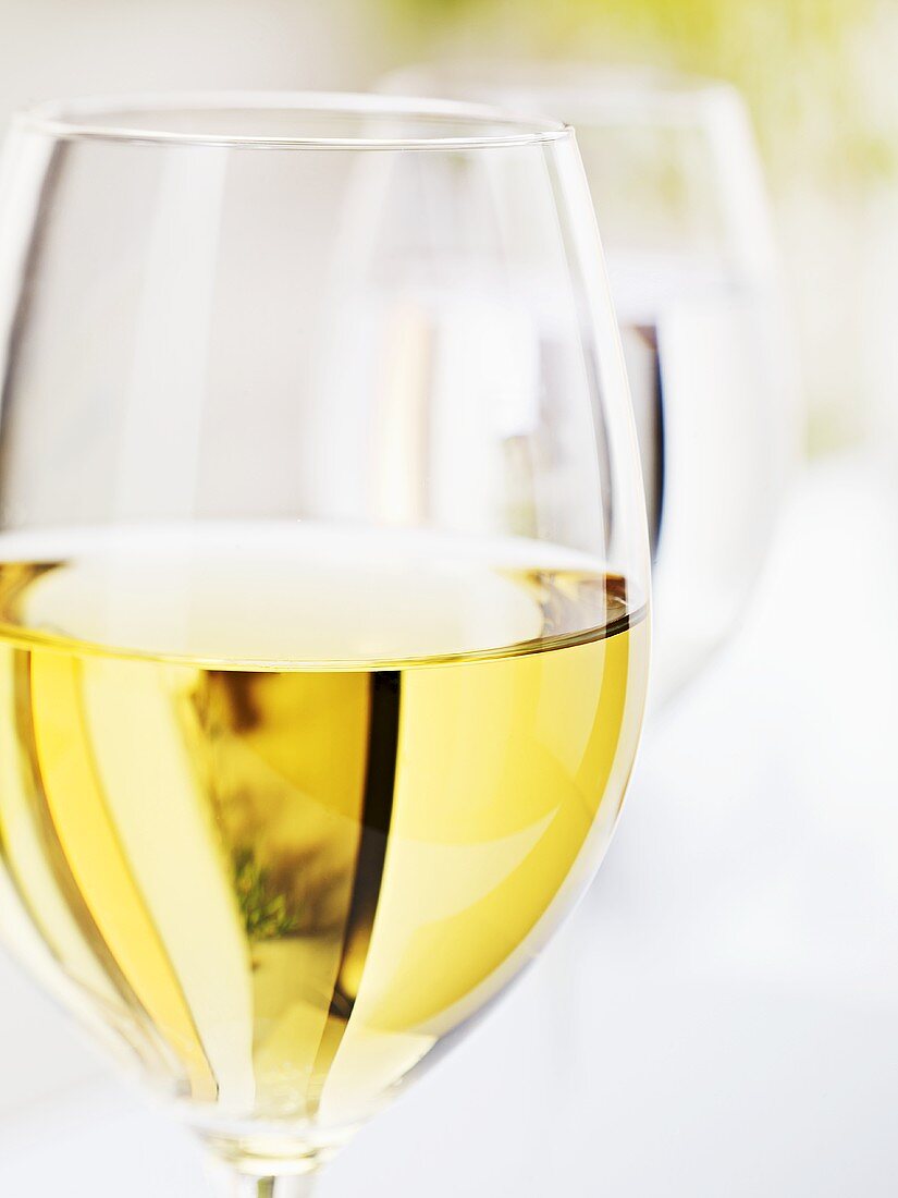Glasses of white wine (close-up)