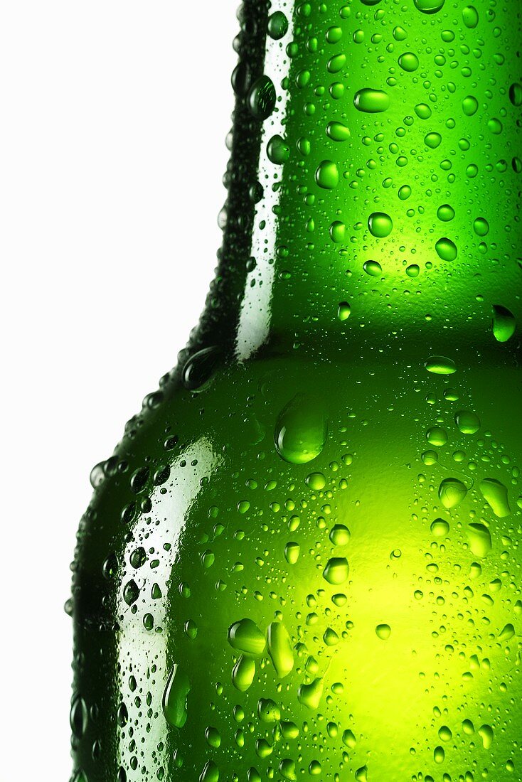 Grüne Bierflasche mit Wassertropfen (Nahaufnahme)