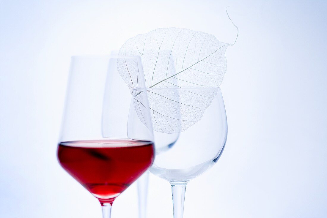 Rotweinglas und leere Weingläser