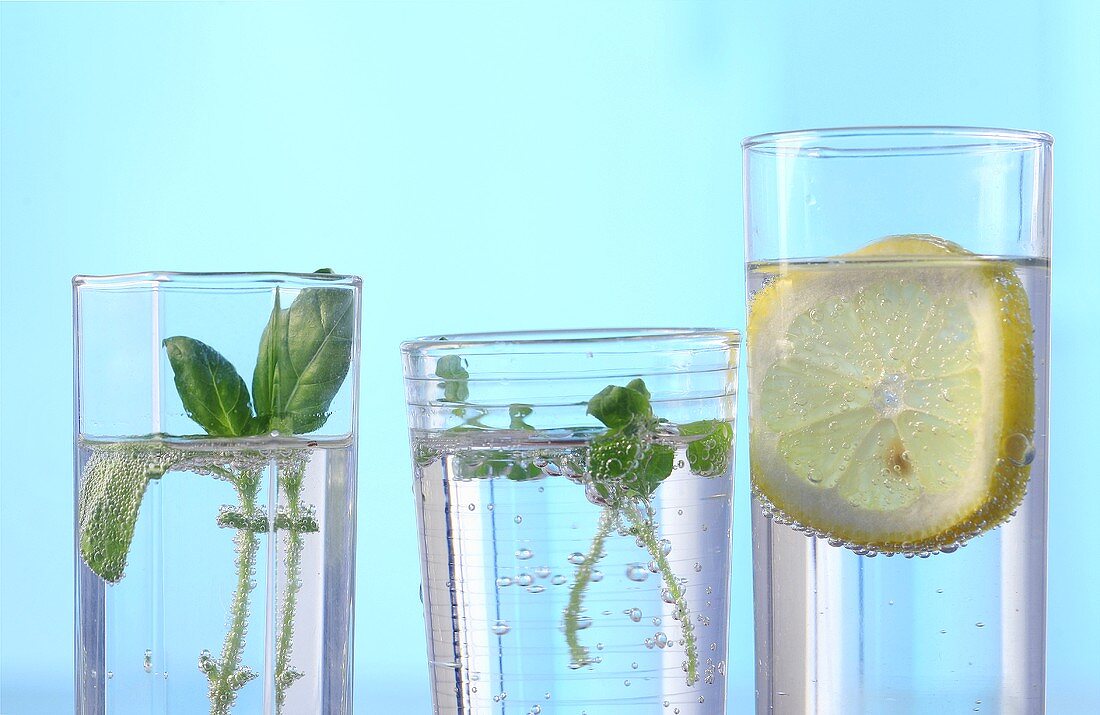 Drei Gläser aromatisiertes Mineralwasser