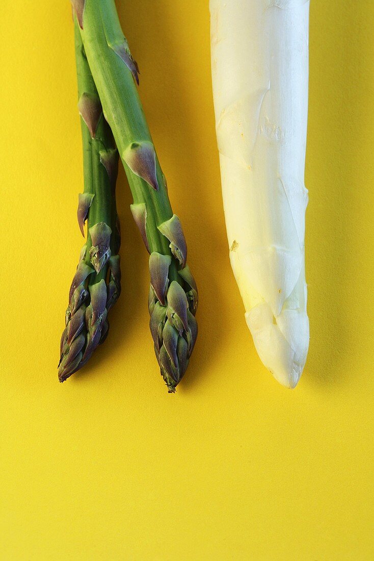 Green and white asparagus