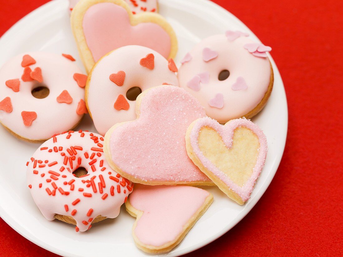 Doughnuts und Plätzchen zum Valentinstag