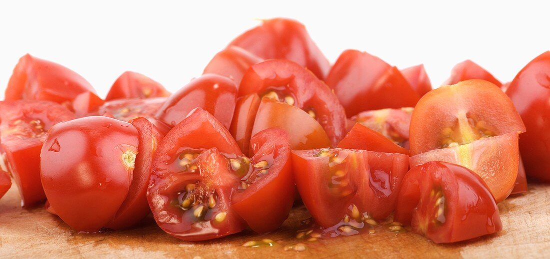 In kleine Stücke geschnittene Tomaten auf Holzbrett